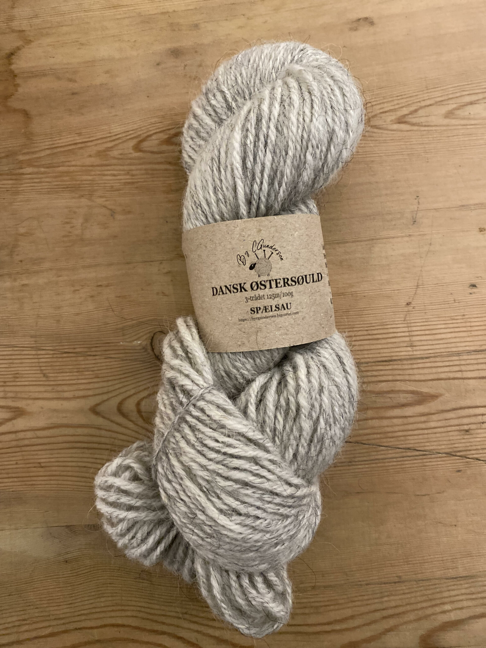 Dansk Østersøuld – 125 m/100 gr – Farve: LYS GRÅ