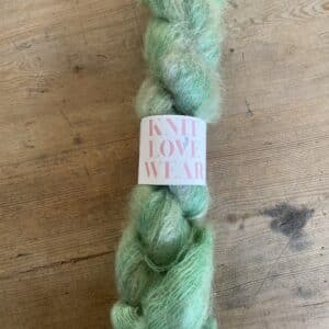 Håndfarvet Silkemohair – Knit Love Wear – 420 m/50 gr – Farve: GRASS GREEN