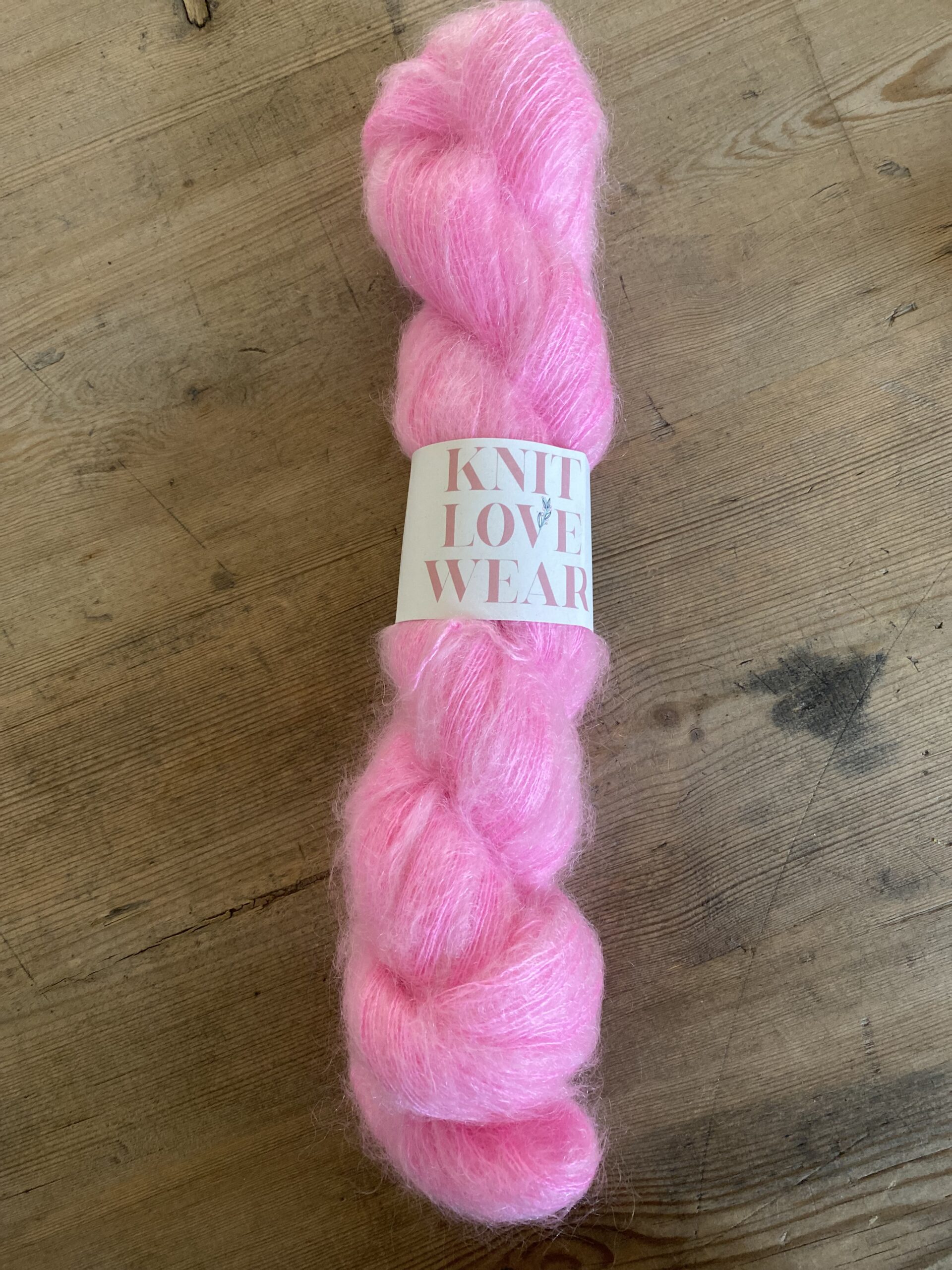 Håndfarvet Silkemohair – Knit Love Wear – 420 m/50 gr – Farve: HOT PINK